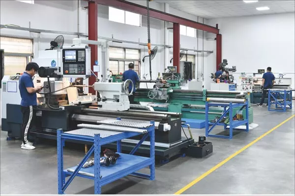 Einspritzschnecken-CNC-Drehmaschine
